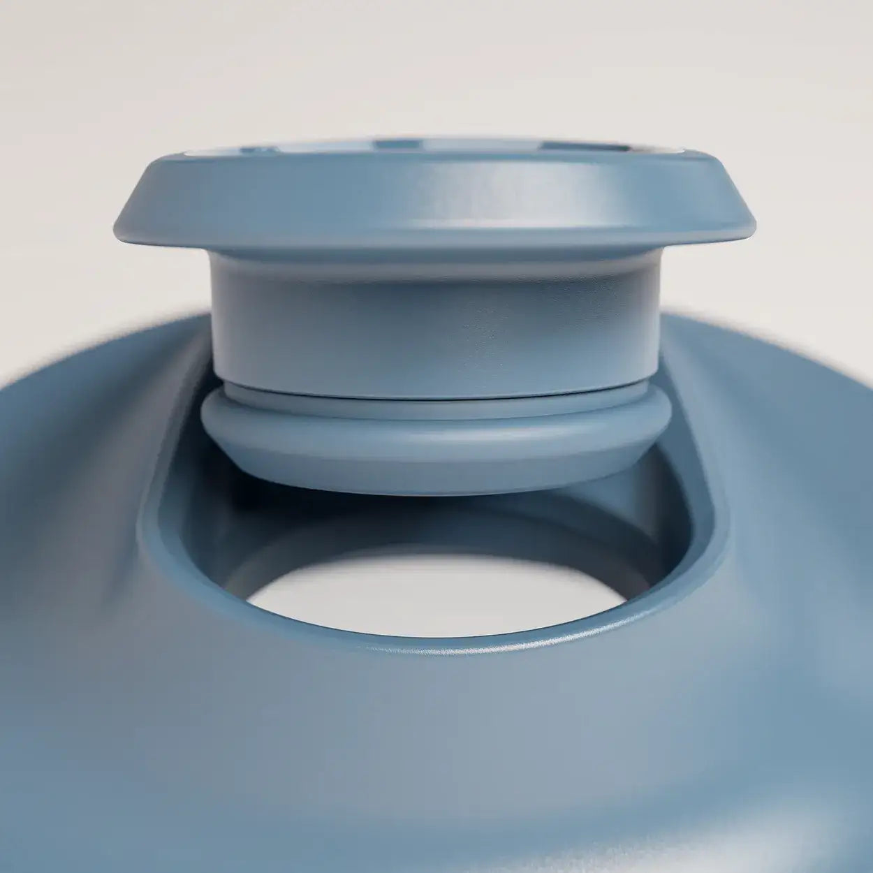 intelligent-cordless-portable-blender-s2 ICB_bottleAssembly_midnightBlue_2_2_MPCloop_edit.webp