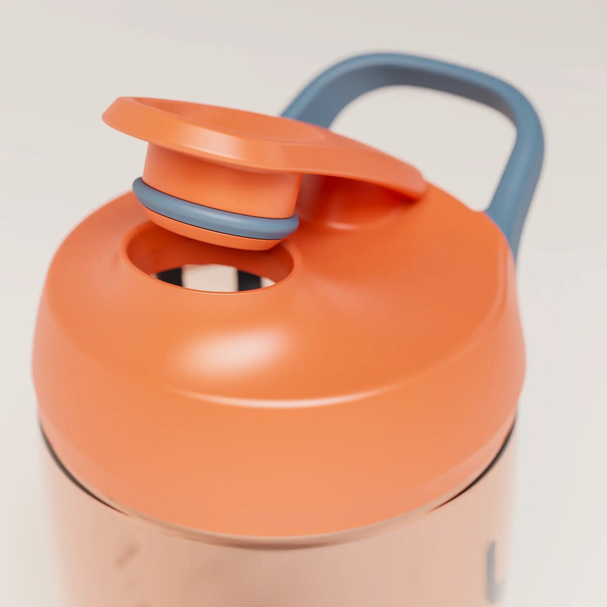 ecozen-performance-shaker-bottle-j8 SHKR_24700_P-S1.1_burntOrange_midnightBlue_2_4_highInsert_edit_5fd2c49f-de30-40e7-8d93-300097a4ce37.png