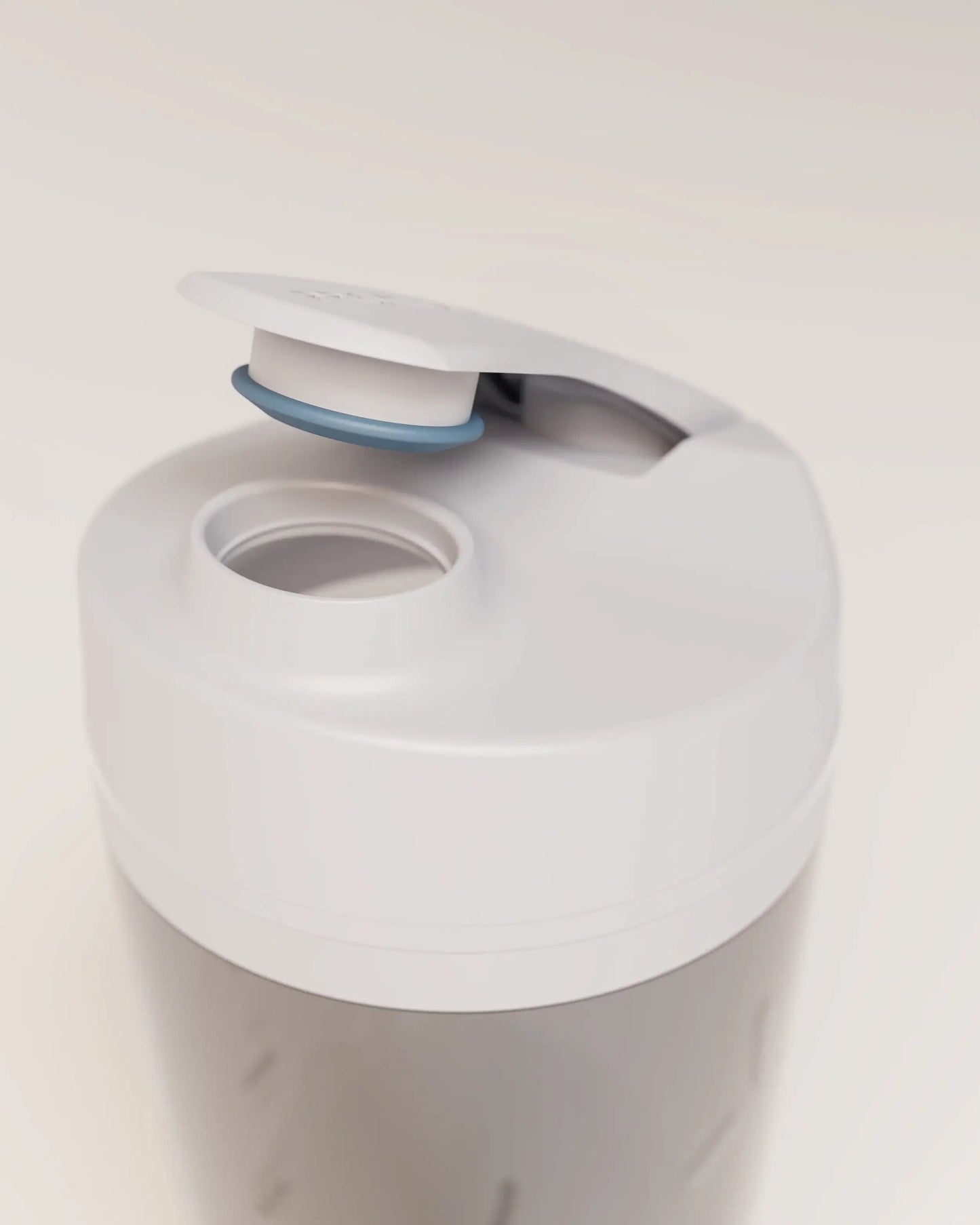 electric-shaker-bottle-z7 VM_LiPo_3.7-700_v1_coolGray_4x5_noNUTRiPOD_2_4_highInsert_EDIT.png