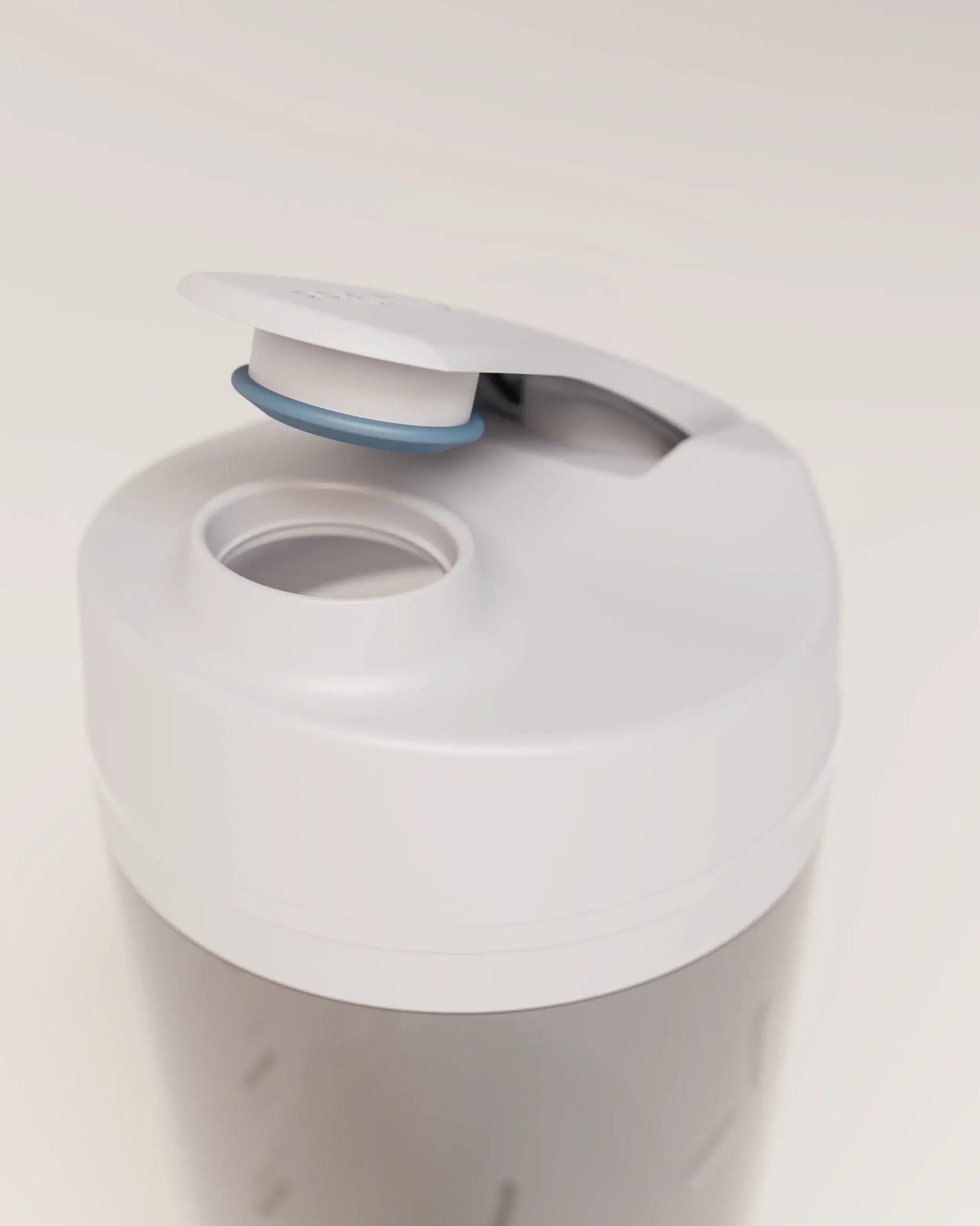 electric-shaker-bottle-z7 VM_LiPo_3.7-700_v1_coolGray_4x5_noNUTRiPOD_2_4_highInsert_EDIT.png
